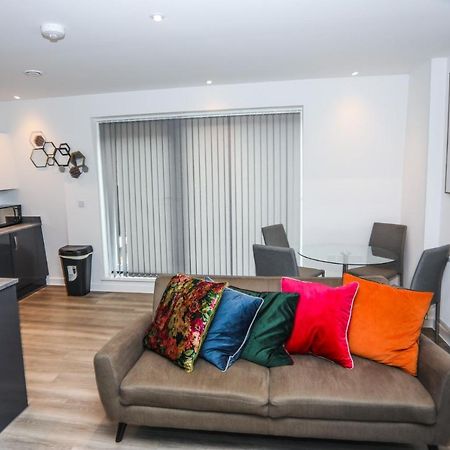 Lovely 2 Bed Apartment With Parking Лондон Екстер'єр фото