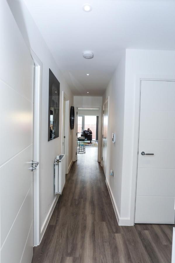 Lovely 2 Bed Apartment With Parking Лондон Екстер'єр фото