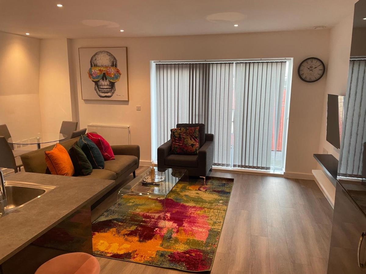 Lovely 2 Bed Apartment With Parking Лондон Екстер'єр фото