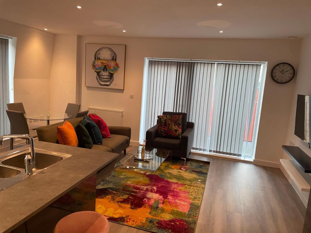 Lovely 2 Bed Apartment With Parking Лондон Екстер'єр фото
